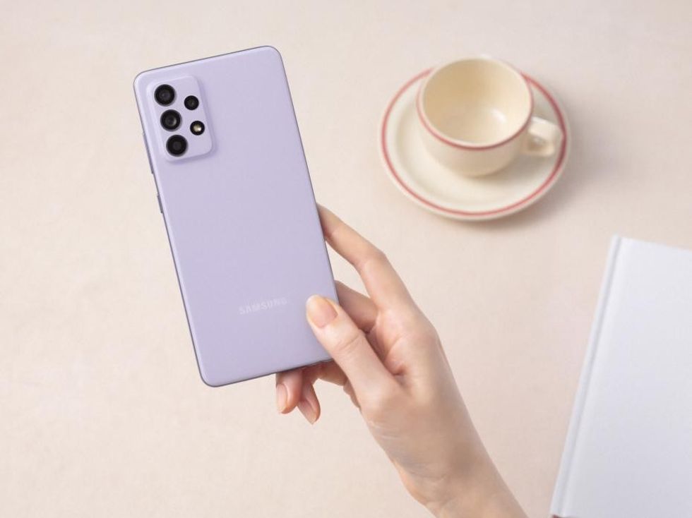 11 galaxya52 handson violet 210310012700