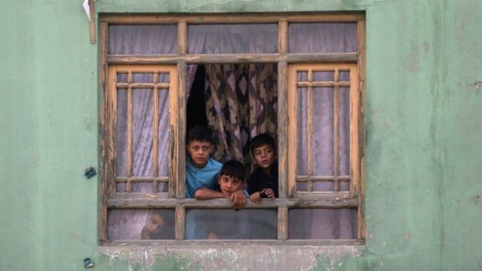 111075893 childrenlookingoutfromawindow