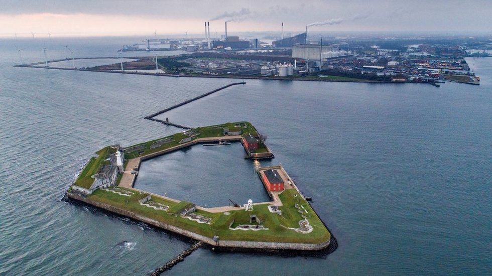 118793791 hi067829387