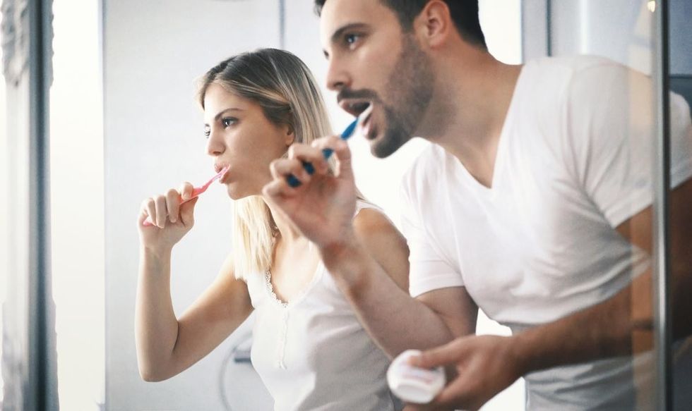 1200 622920650 brush the upper and lower teeth