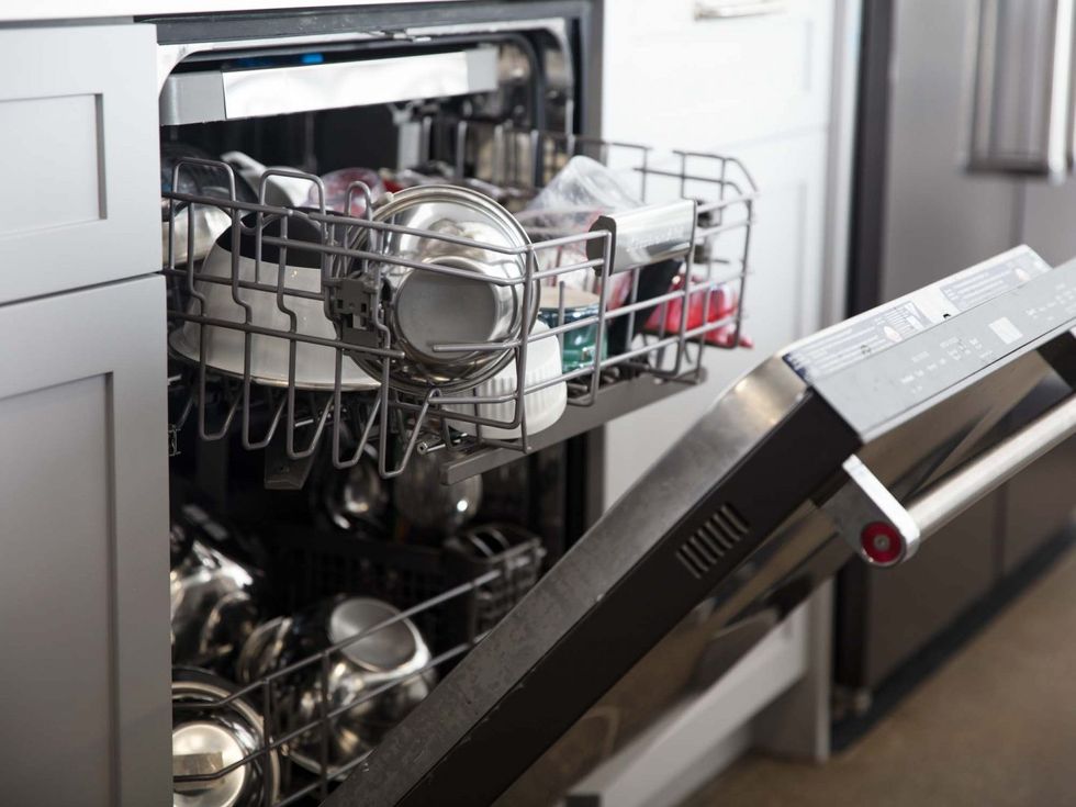 1200px Dishwasher with dishes