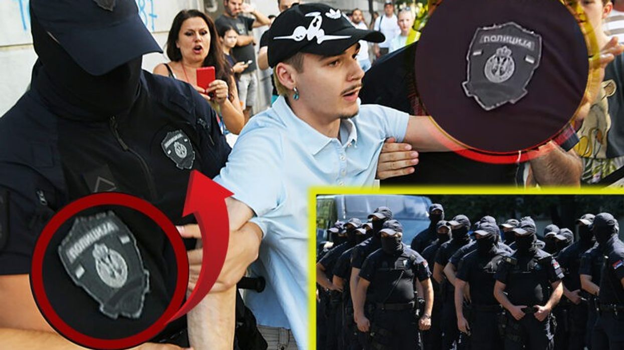 Një foto e një polici serb me maskë dhe tatuazh po shpërndahet në internet, protestuesit po pyesin "me kë kanë të bëjnë"?