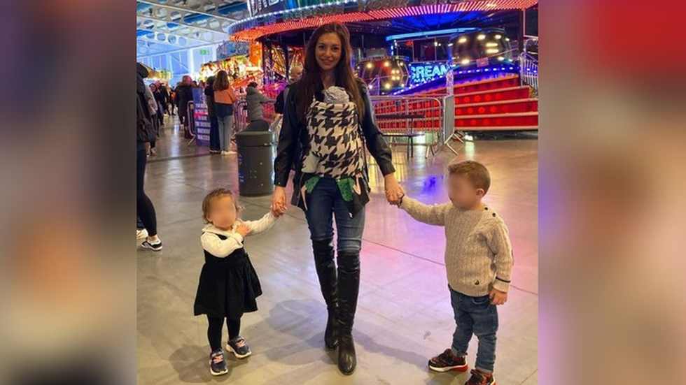 124346611 amberandkidsblur1