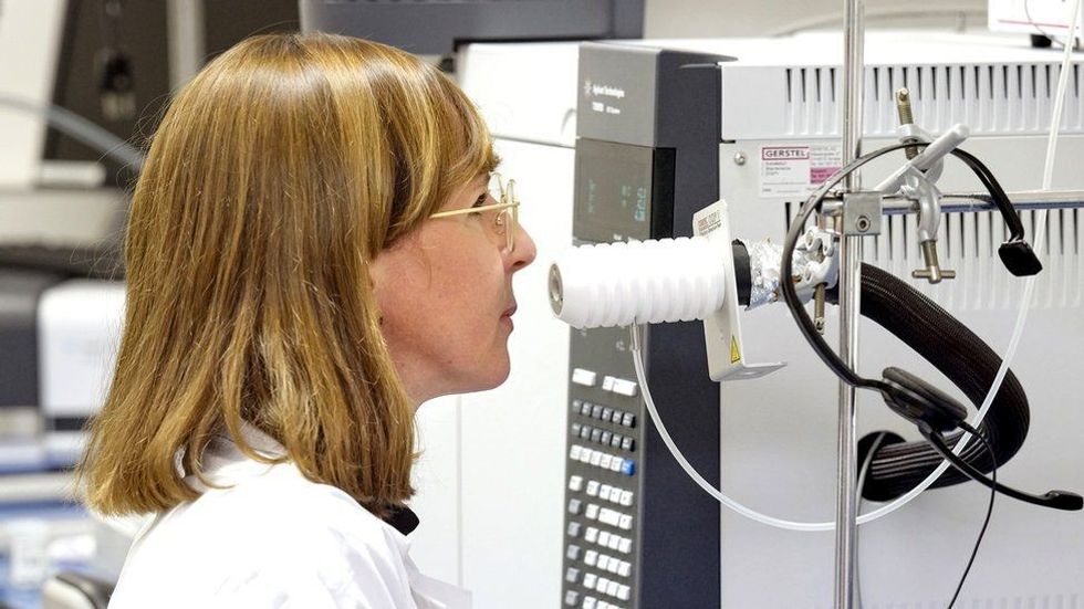 124827995 zhaw irenechetschik zhaw foto 3 aromakit kakao aromaforscherin irenechetschiknutztmethodedergaschromatographie olfaktometrie