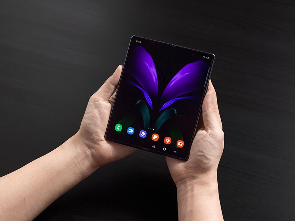 13 galaxyzfold2 lifestyle image
