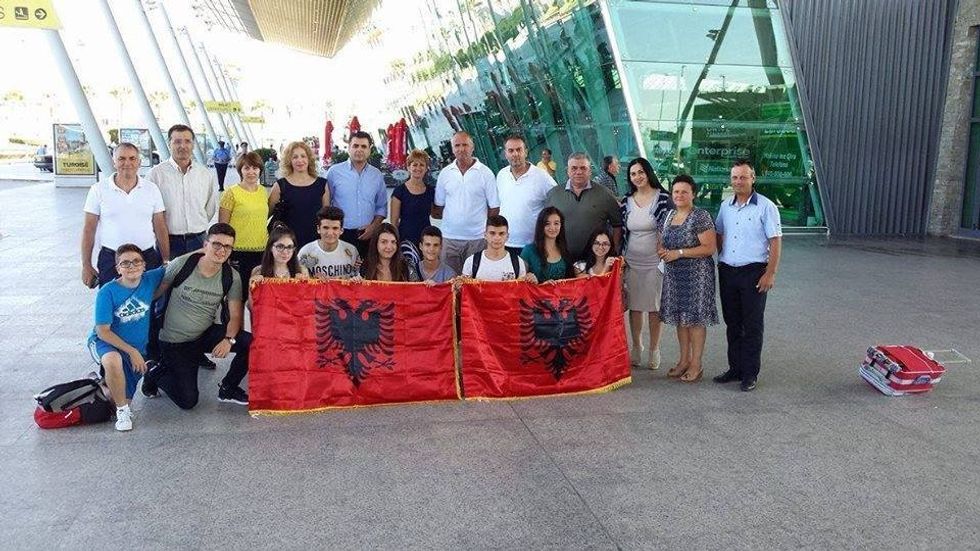 13875108_880055758765329_1136431371_n