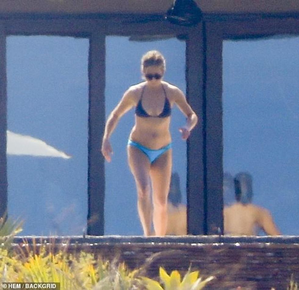 15005798 7160407 Girls trip Jennifer Aniston looked fantastic while soaking up so m 68 1560979758972
