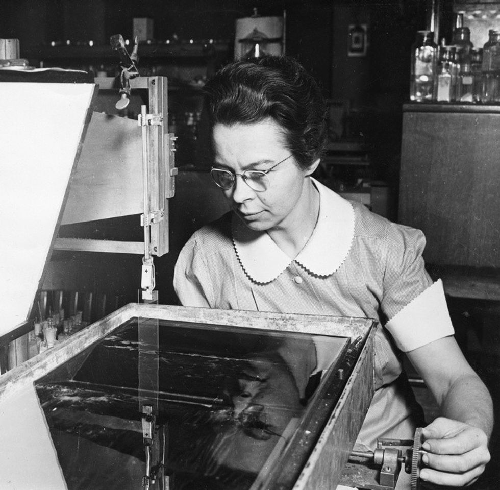 15226697 Katharine Burr Blodgett 1898 1979 demonstrating equipment in lab 1578419869 728 53c2fe898e 1582118121