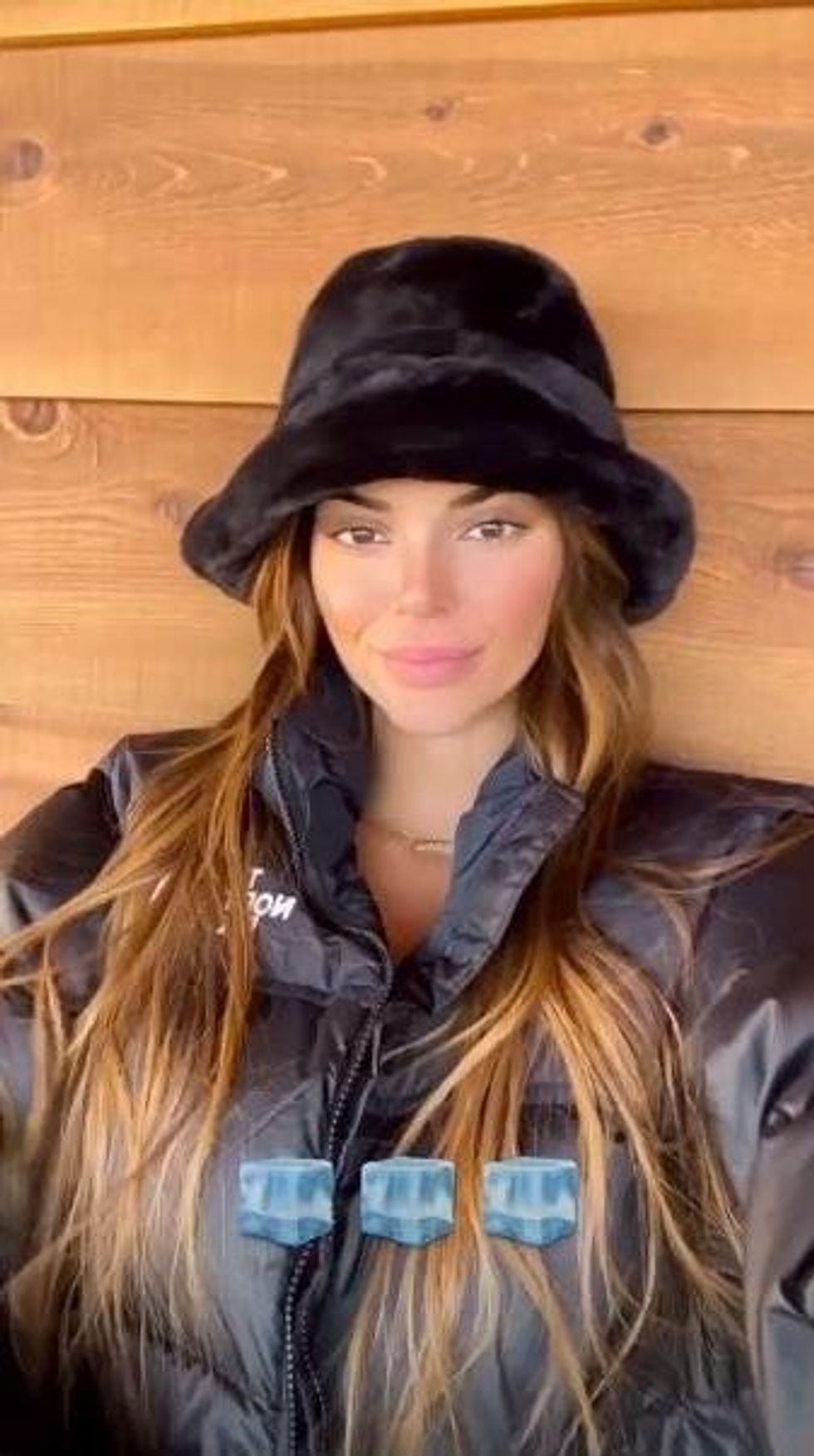 1606874081173 kendall jenner honey caramel hair insta1