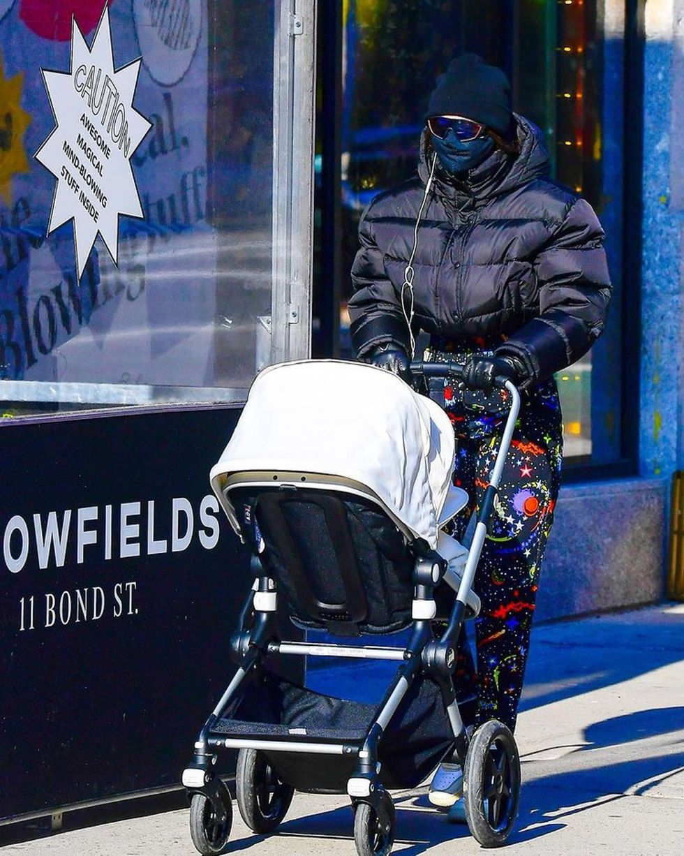 1611874553973508 Gigi Hadid streetstyle baby