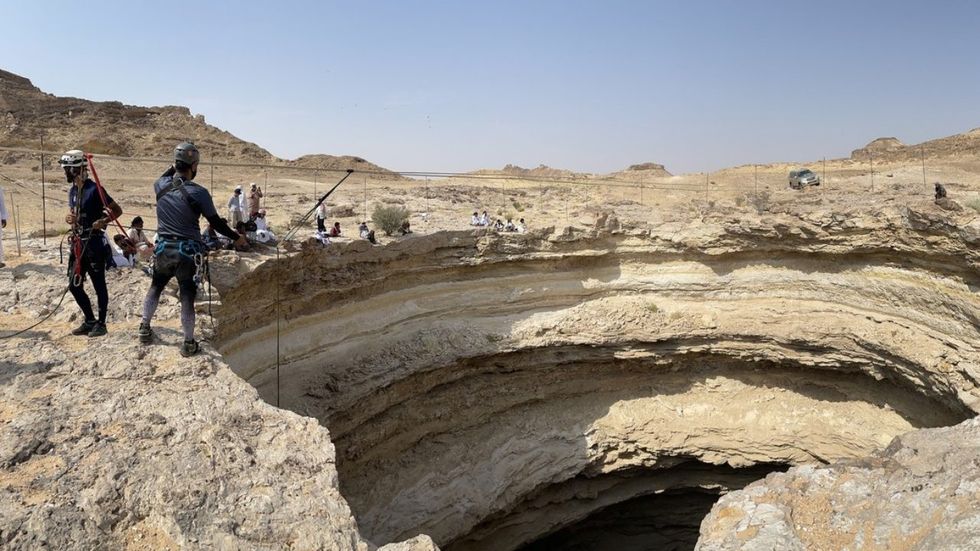 1632363821 They descend for the first time to the bottom of 1