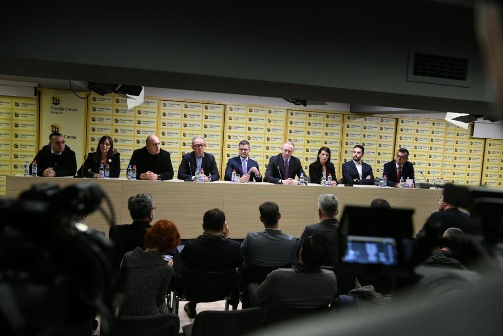 1637933186 VEC 3553 1