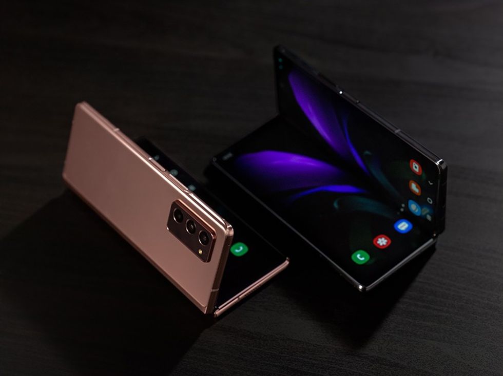 18 galaxyzfold2 lifestyle image