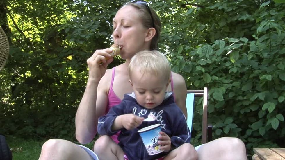 185843678 cone object ice cream nibbling deck chair