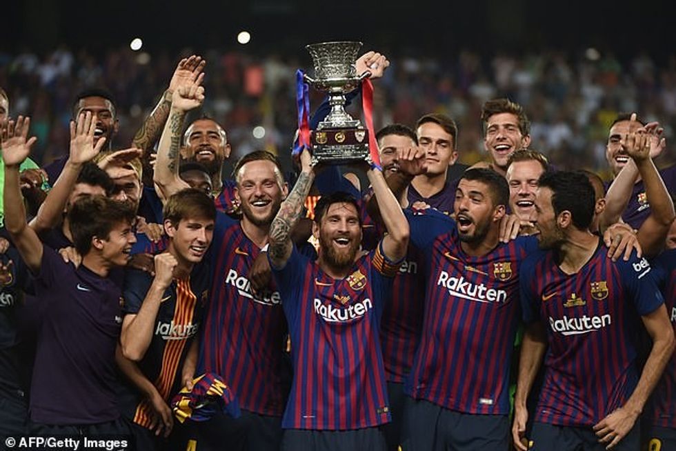 19412300 7547861 Barcelona s players were rewarded for winning La Liga and the Sp a 1 1570486737722