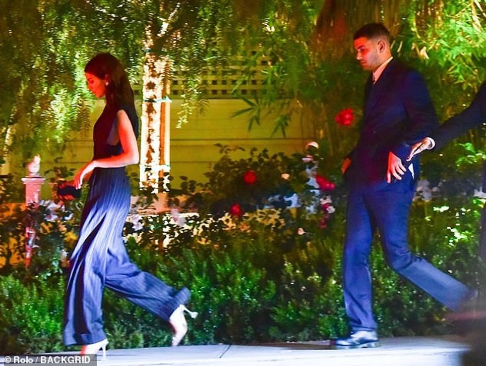 19659520 7568527 Distance The pair spent the night at the Bungalow in Santa Monic a 126 1570983969157