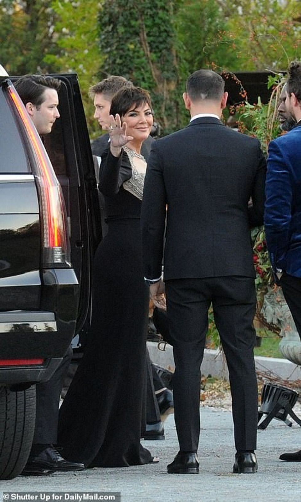 19940666 7591119 Jenner rocked a form fitting dress and her signature smokey eye m 21 1571527981293