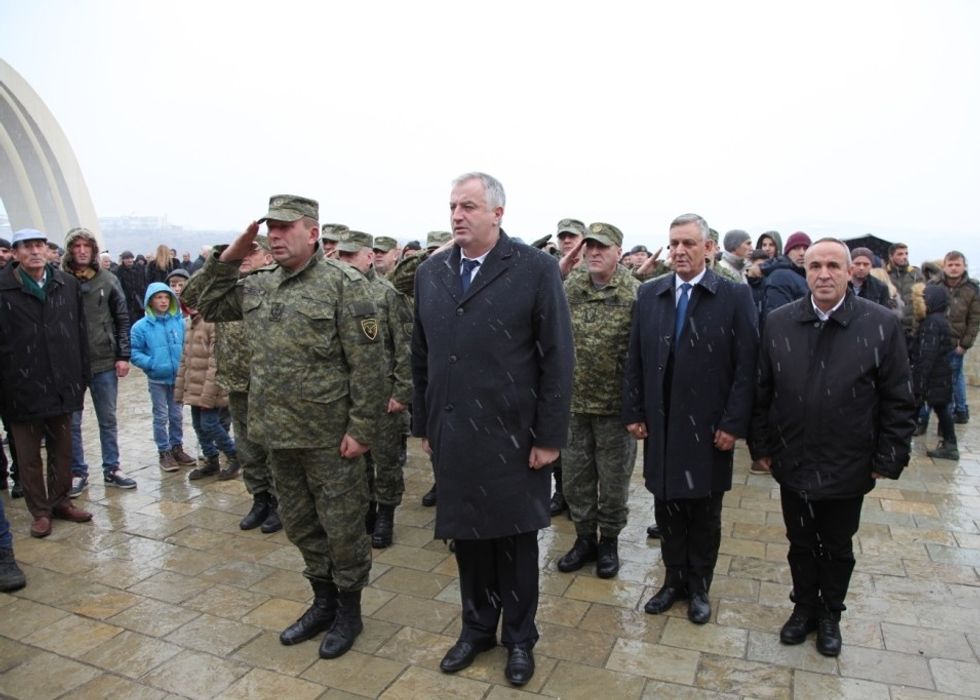 2. Ministri dhe komandanti i FSK së homazhe në Kompleksin Memorial Reçak