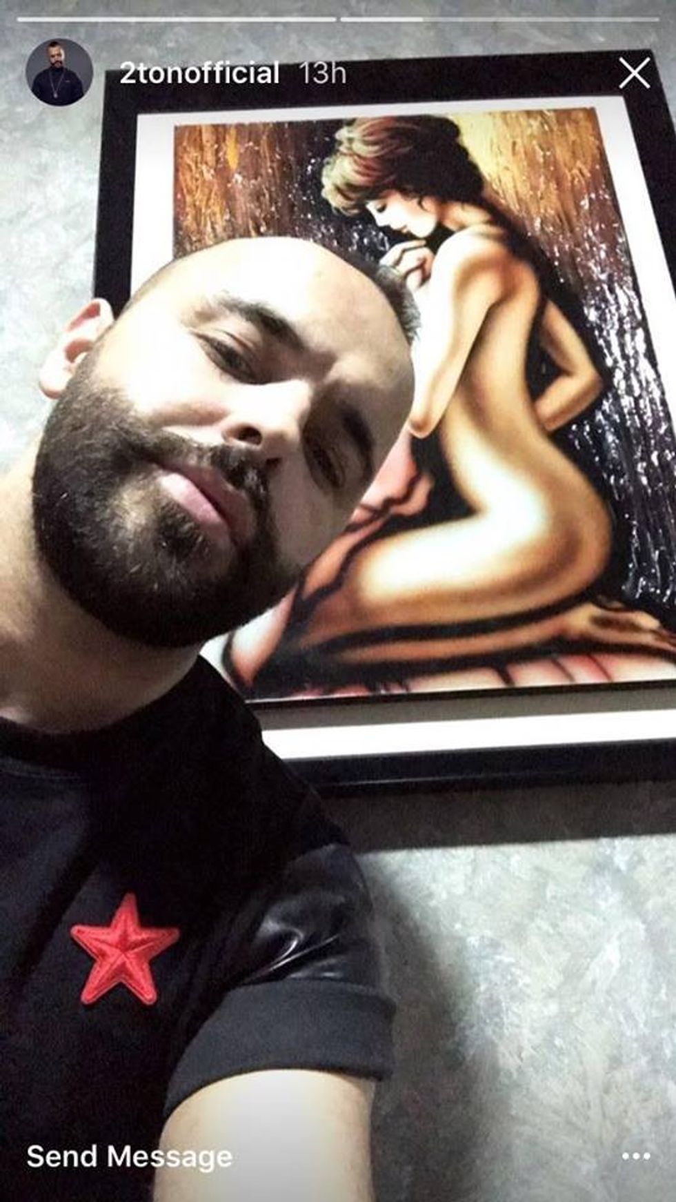 2 Ton pozon pikture, në të cilën është pikturuar një vajzë nudo. Foot nga Instagram Story.