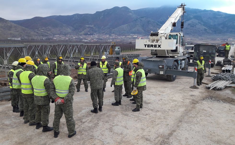 2.Xhenierët e FSK së me sukses vazhdojnë ndërtimin e urës metalike Mabey Johnson’’ në Shqip 1