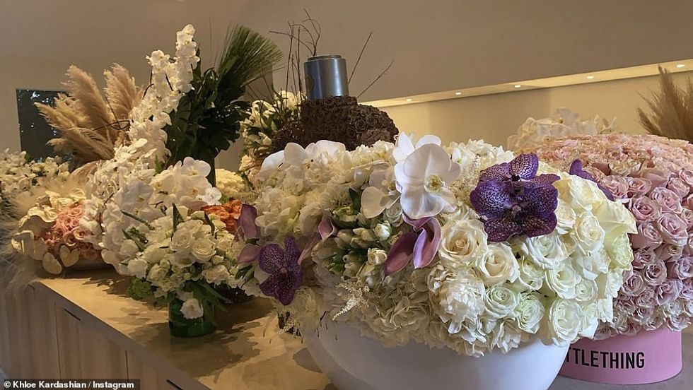 20020970 7599297 Roses for you Among the flowers was two large round displays of a 15 1571730009589