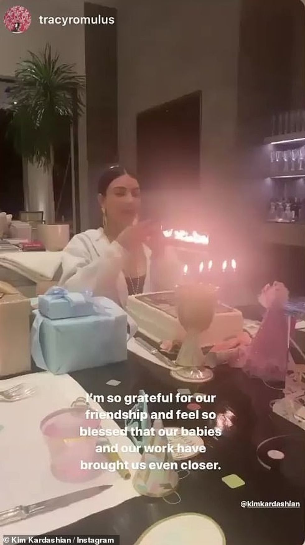 20020996 7599297 Glam For a sleek look the mother of four had her hair parted in a 4 1571730009580