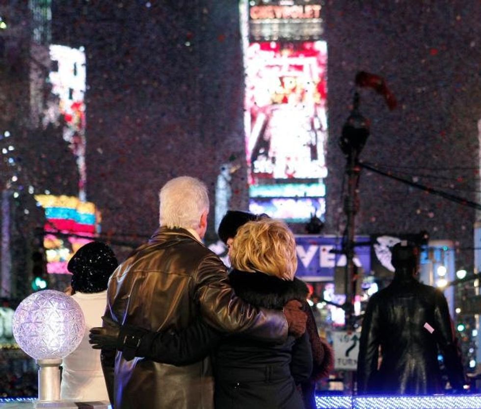 2009 NEW YORK - JANUARY 01: Former President William Jefferson Clinton (L) and Secretary of State-elect Hillary Clinton celebrate the begining of the year 2009 during the ceremony to lower the Times Square New Year's Eve ball in Times Square on January 1, 2009 in New York City. (Photo by Jemal Countess/Getty Images)