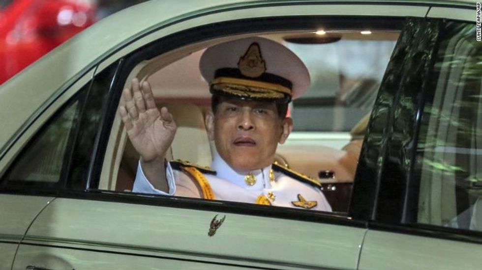 201101090412 01 king maha vajiralongkorn exlarge 169