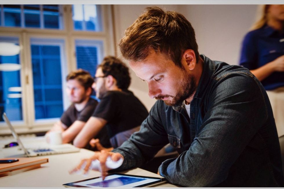 20150508212928 workers workplace employee tech ipad desk