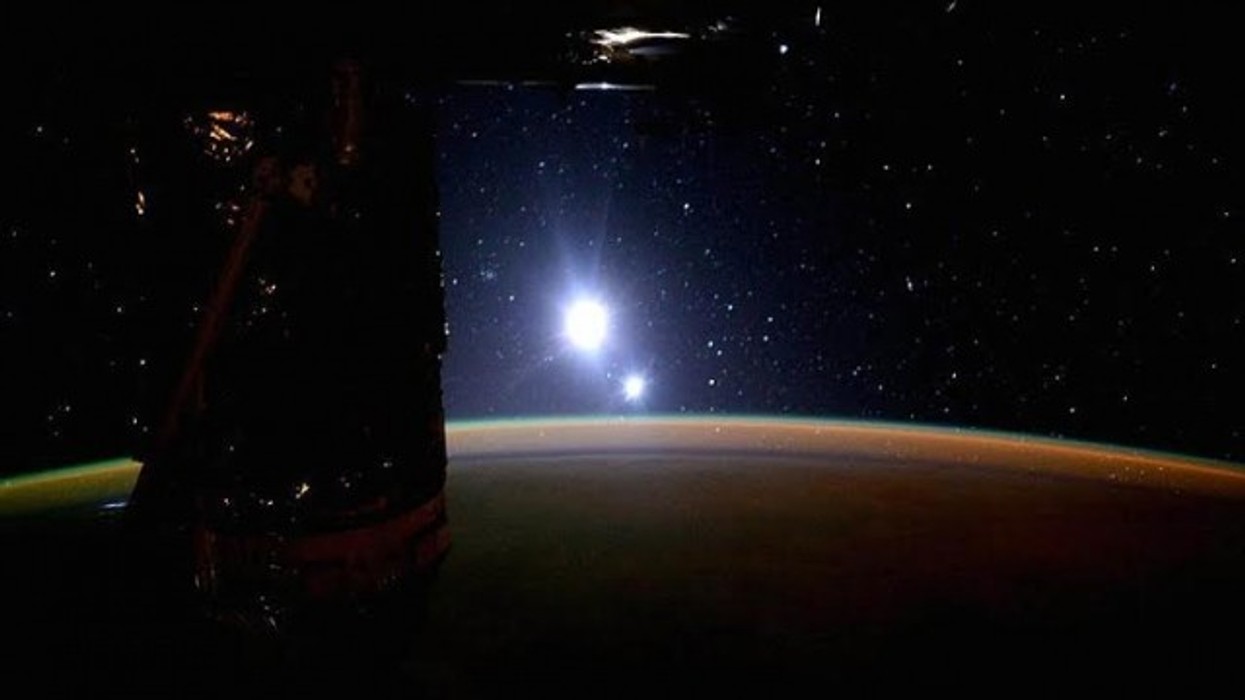 2016/01/astronauti-fotografon-nga-hap-euml-sira-tok-euml-n-h-euml-n-euml-n-dhe-vener-euml-n-n-euml-nj-euml-vend-foto_hd.jpg