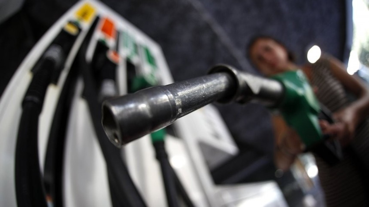 2016/01/auto_Pompa_e_Benzines-nafta-_Photo_Reuters1415692760.jpg