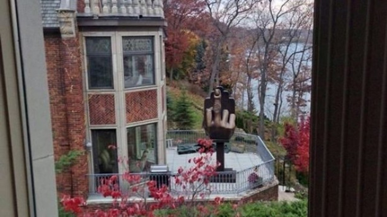 2016/01/bought-euml-pin-euml-near-euml-ex-wife-and-ndeuml-rtoi-njeuml-statues-euml-with-middle-finger-euml-m_hd.jpg