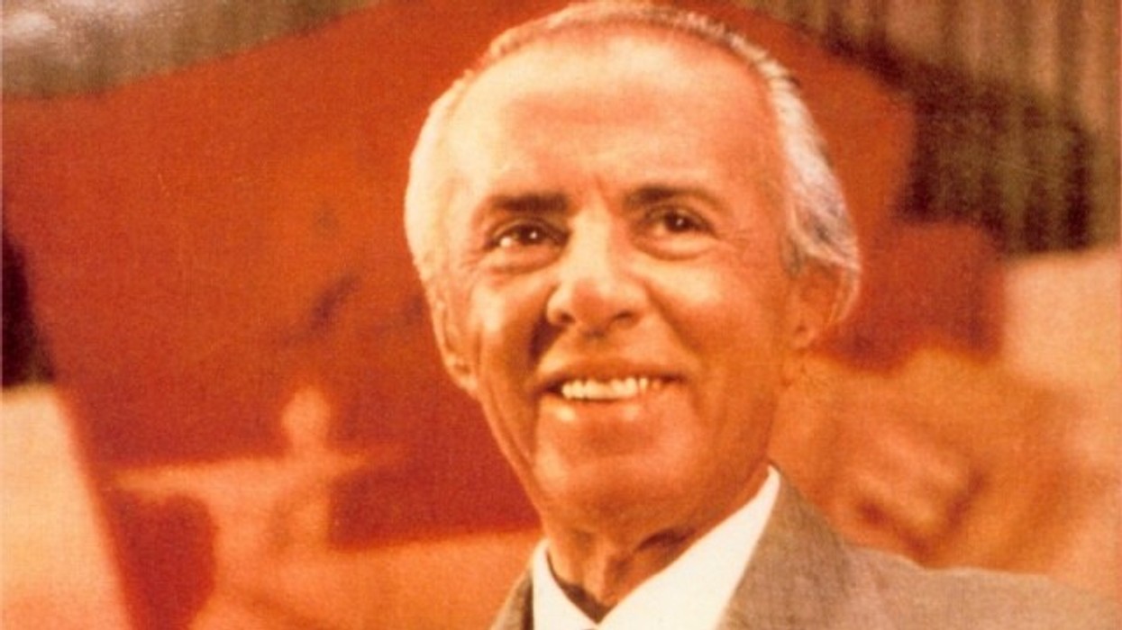 2016/01/enver-hoxha-i-kishte-k-euml-rkuar-4-miliard-euml-dollar-euml-nga-gjermania-rdquo_hd.jpg