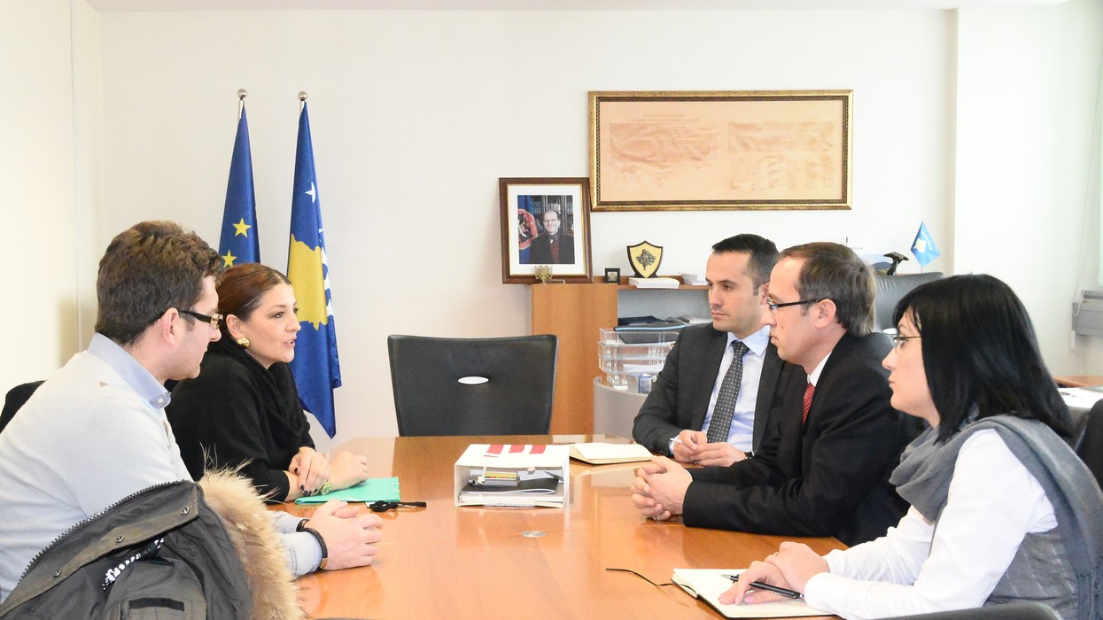 2016/01/Foto-nga-takimi-i-ministrit-me-SHKÇAK-09.01.2015.jpg