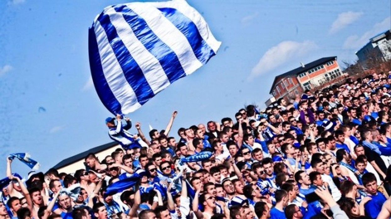 2016/01/futbollisti-serb-nuk-trembet-nga-k-euml-rc-euml-nimet-vazhdon-me-drit-euml-n_2_hd.jpg