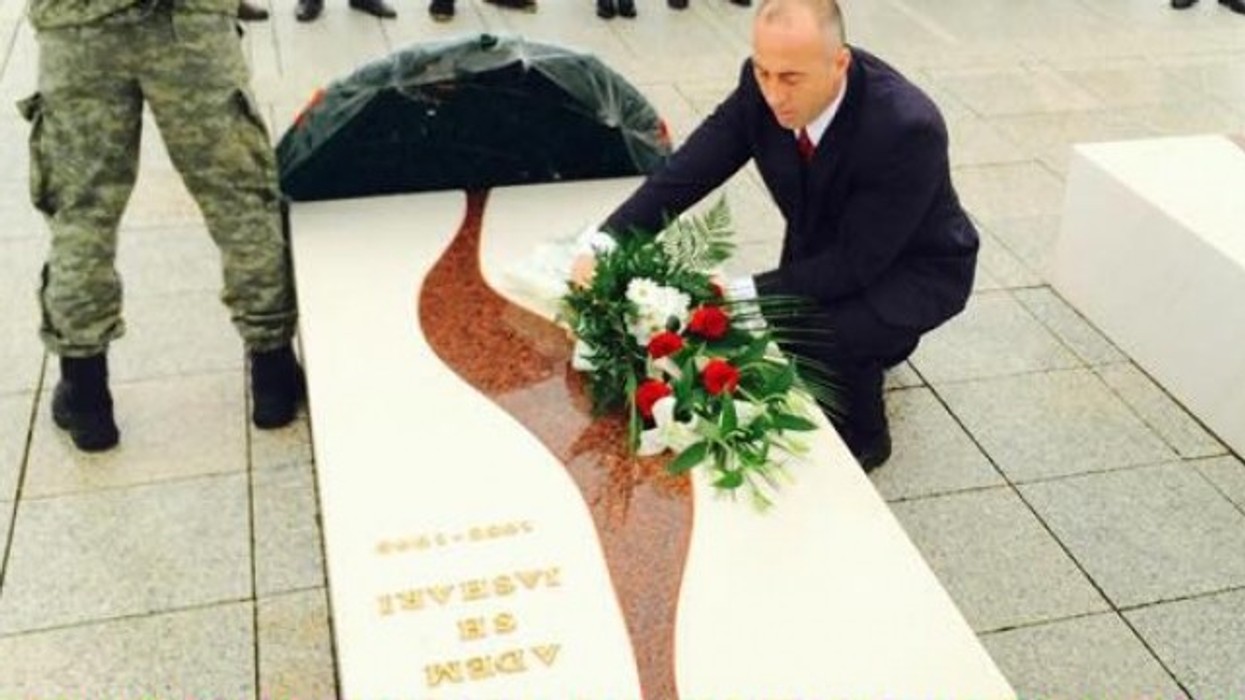 2016/01/haradinaj-vitin-e-kthes-euml-s-do-ta-filloj-me-homazhe-te-varri-i-adem-jasharit_hd.jpg