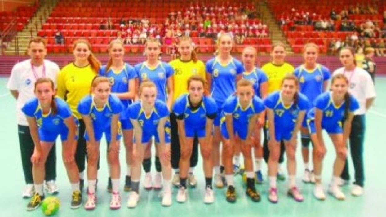 2016/01/hendboll-femrat-e-kosov-euml-s-sh-euml-nojn-euml-edhe-humbjen-e-tret-euml_hd.jpg