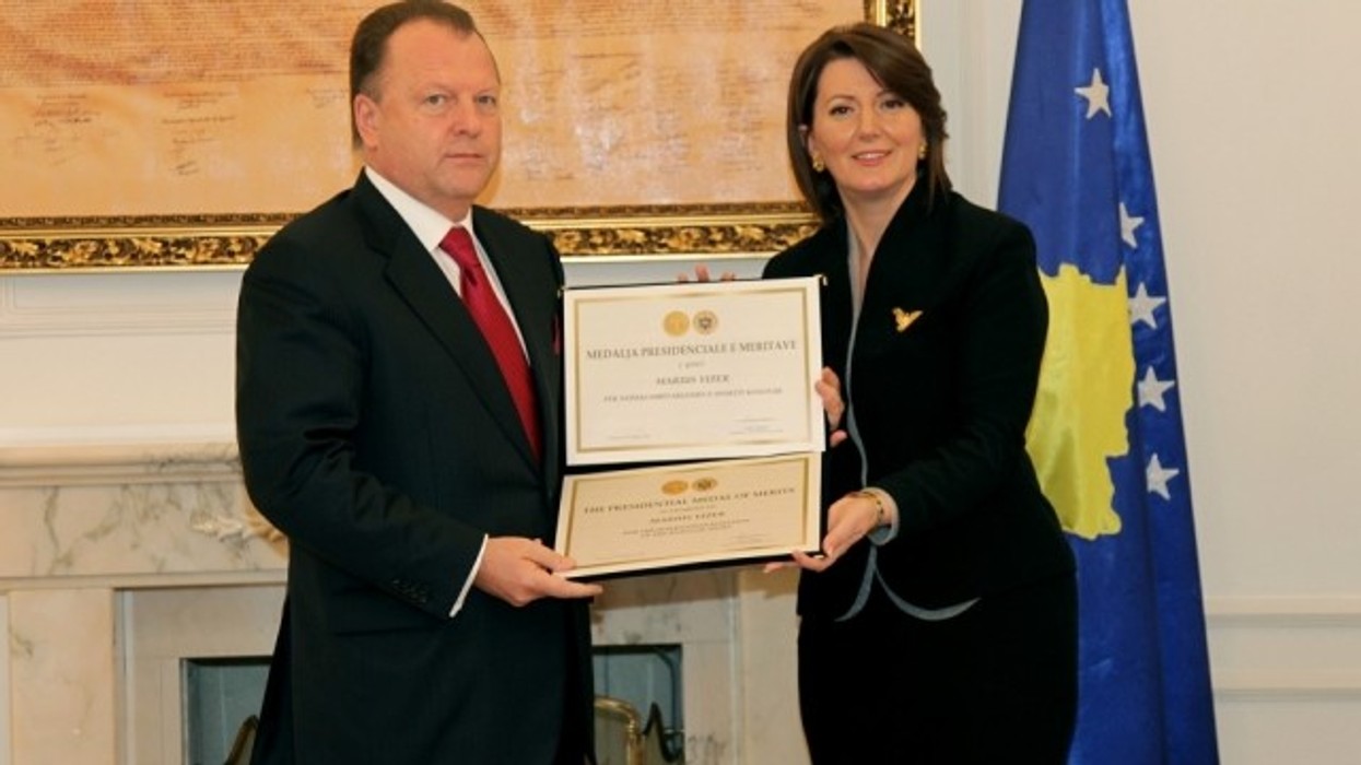 2016/01/jahjaga-dekoroi-marius-vizer-me-medaljen-presidenciale-t-euml-meritave_hd.jpg