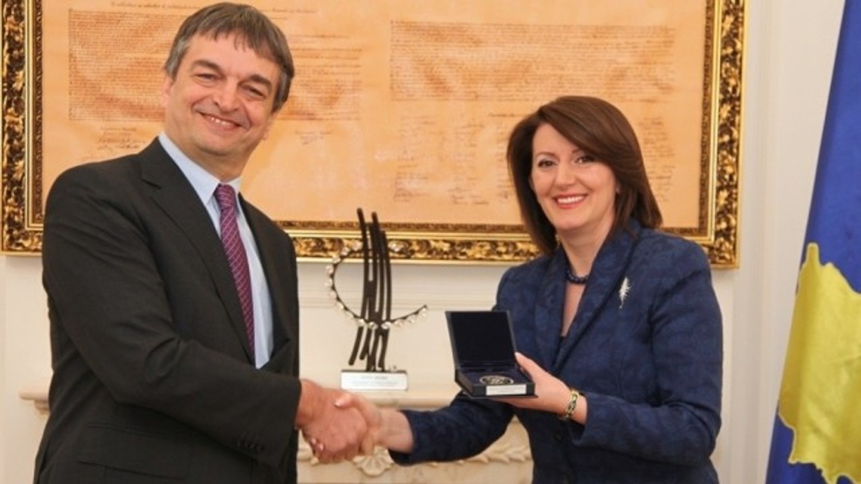2016/01/jahjaga-dekoron-jerome-champagne-me-ldquo-medaljen-presidenciale-t-euml-meritave-rdquo_hd.jpg