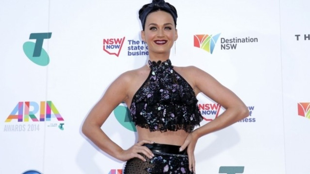 2016/01/katy-perry-vesh-fustan-6-mij-euml-dollar-euml-sh-harron-t-euml-brendshmet_hd.jpg