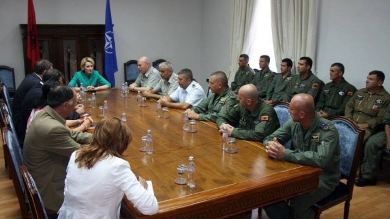 2016/01/kodheli-fal-euml-nderon-pilot-euml-t-krenare-p-euml-r-ju-ndaj-luft-euml-s-antikanabis_hd.jpg