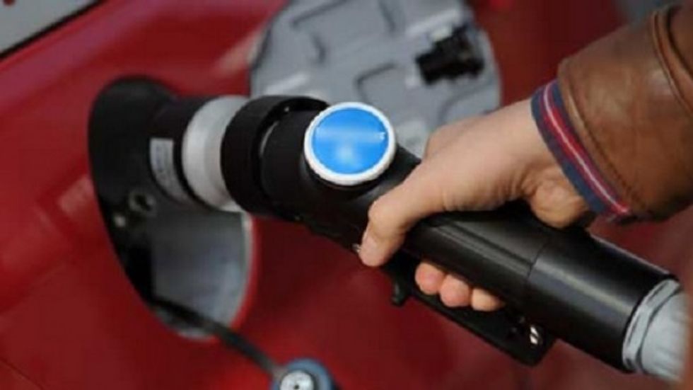 2016/01/lirohet-benzina-p-euml-r-dy-denar-euml-dizeli-mbetet-me-ccedil-mim-t-euml-nj-euml-jt-euml_hd.jpg