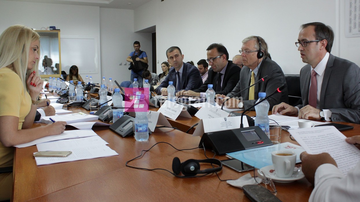 2016/01/mbledhja-e-Komisionit-per-Buxhet-Dhe-Financa-foto-ridvan-slivova-5.jpg