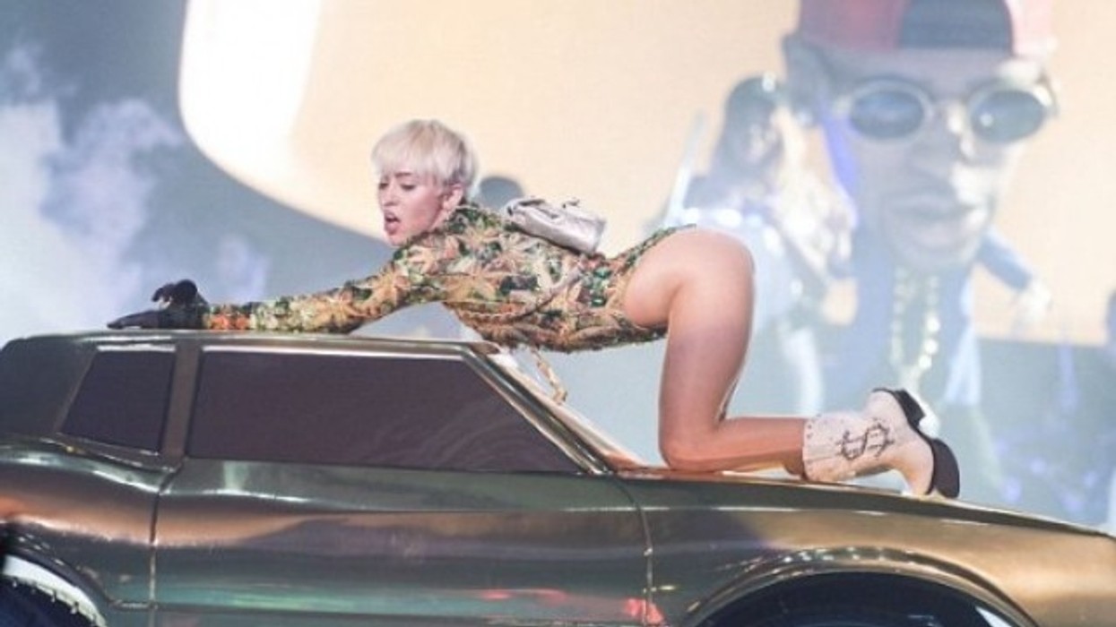2016/01/miley-cyrus-e-nis-nxeht-euml_hd.jpg