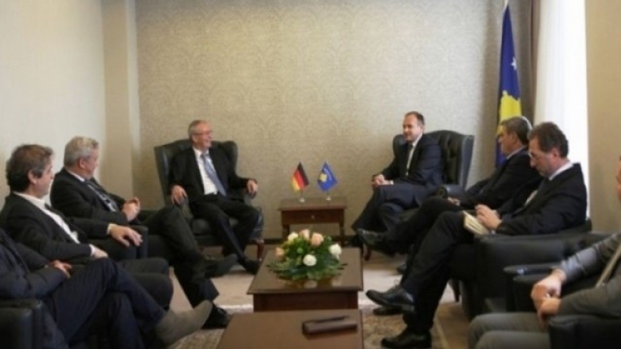 2016/01/ministri-hoxhaj-fal-euml-nderon-ffgj-p-euml-r-mb-euml-shtetjen-q-euml-po-jep-p-euml-r-futbollin-kosovar_hd.jpg
