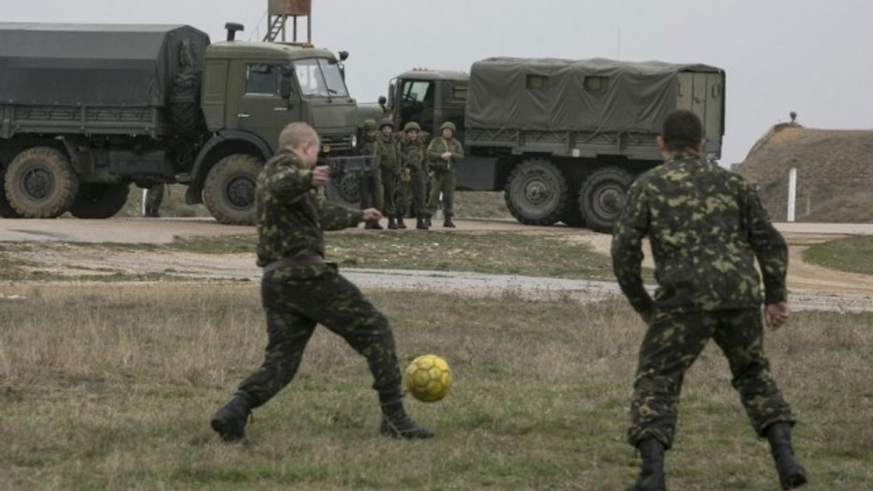 2016/01/ndeshje-futbolli-e-ushtar-euml-ve-serb-euml-me-kfor-in-n-euml-kosov-euml_hd.jpg