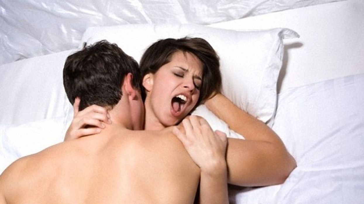 Porno komiks: Onam kiyinish xonasida oglini soradi Olga Drozdovaning eng yalangoch videolari