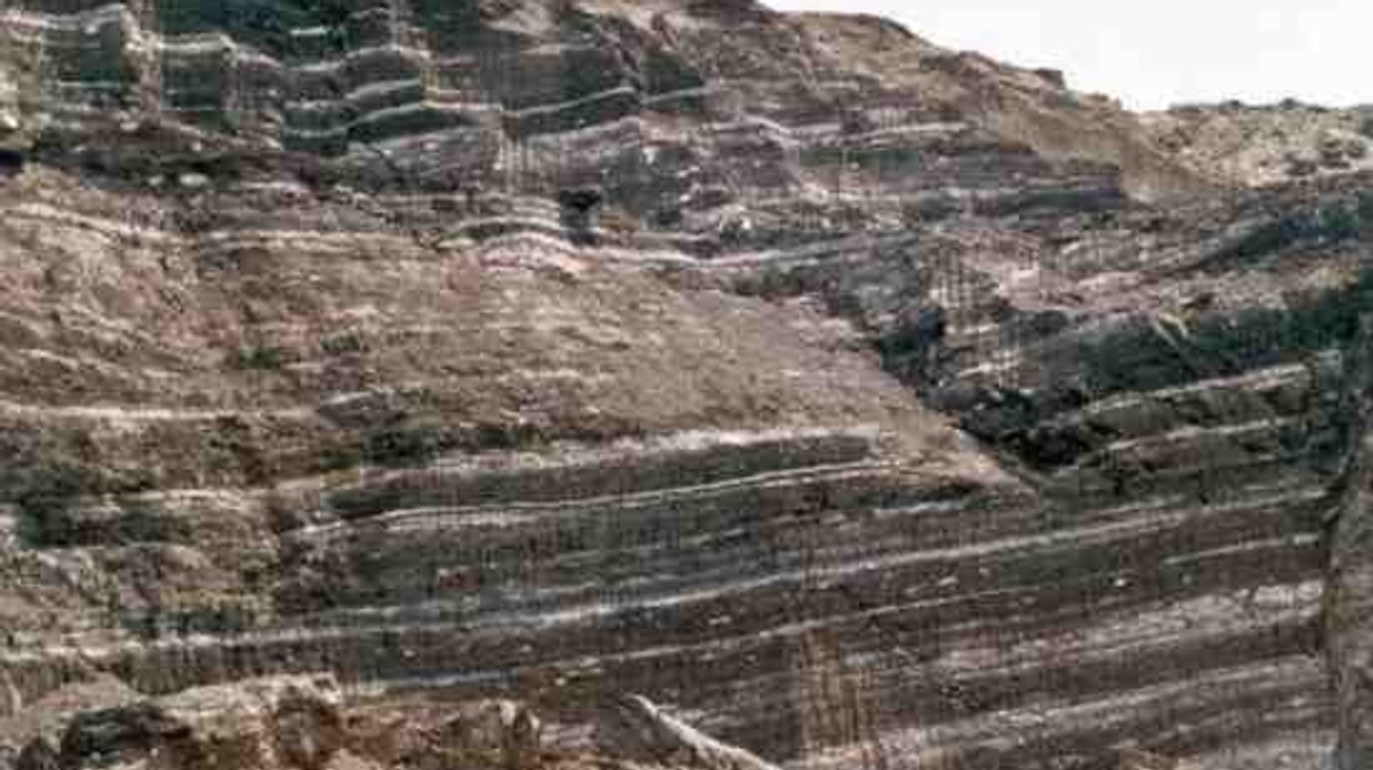 2016/01/Outcrop_Showing_Layering_of_Lignite_and_Consolidated_Calcareous_Mud.jpg