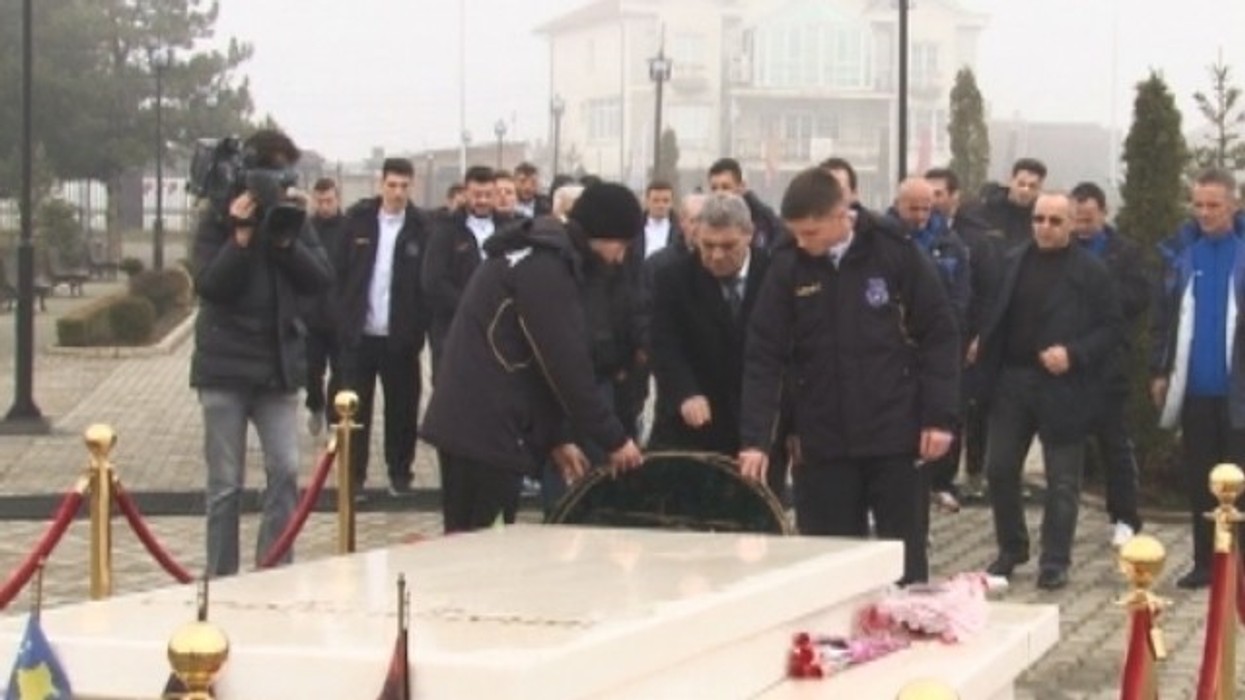 2016/01/p-euml-rfaq-euml-suesja-e-kosov-euml-s-b-euml-n-homazhe-te-ish-presidenti-rugova-video_hd.jpg