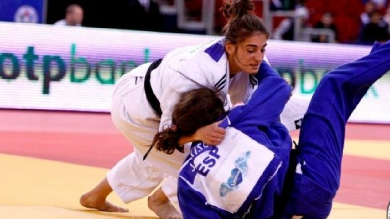 2016/01/po-shk-euml-lqejn-euml-kosovaret-nora-gjakova-n-euml-finale-ndaj-zvic-euml-ranes-kocher-foto_hd.jpg